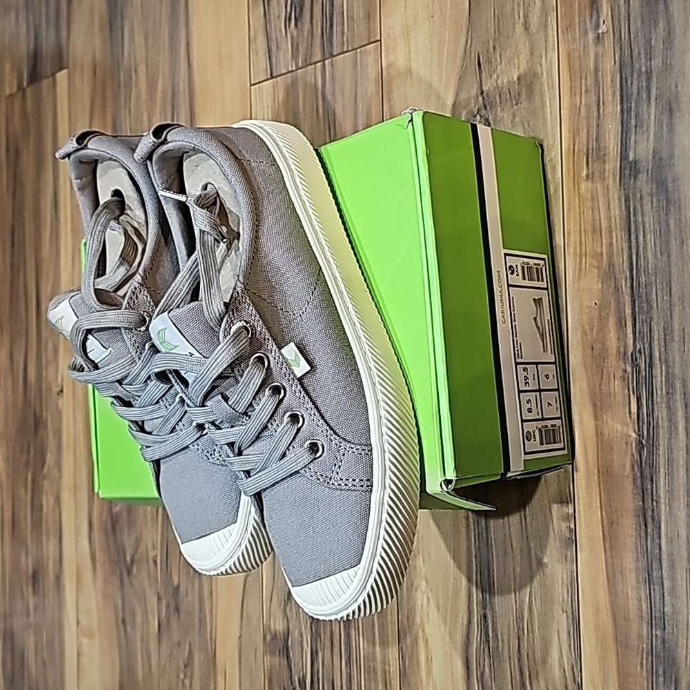 Cariuma Gray and Cream Sneakers for Everyday Comfort